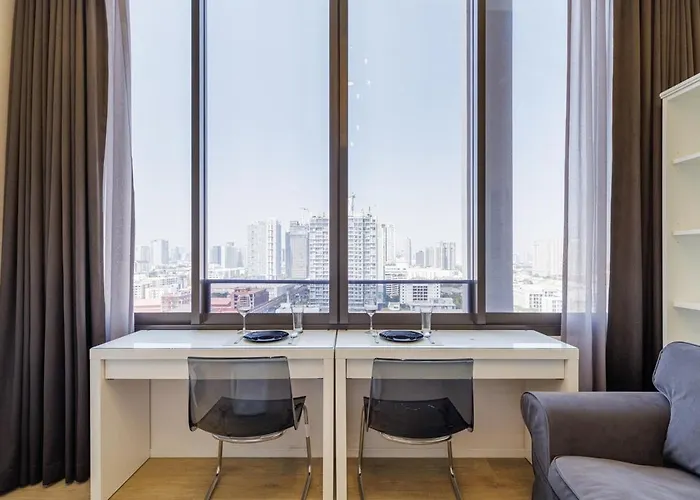 Luxury Loft- Spacious Condo- Fast Wi-fi 5 Min Bts! Bangkok