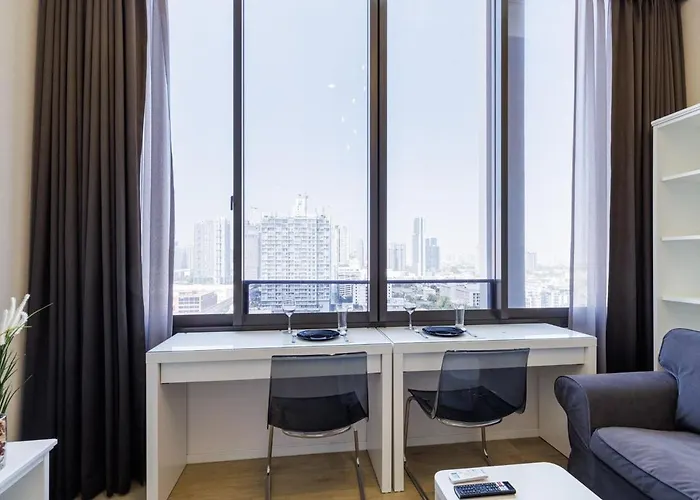 Luxury Loft- Spacious Condo- Fast Wi-fi 5 Min Bts! Bangkok